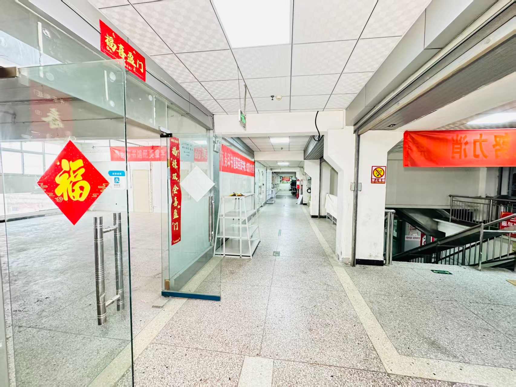 214村道辅路灵活办公空间，满足企业不同发展阶段需求 ✨ 商业配套完善，助力企业快速成长 ✨ AI产业资源链接，共建创新生态 ✨ 办公、展示、运营一体化空间  现在入驻，抢占AI产业发展新赛道！
