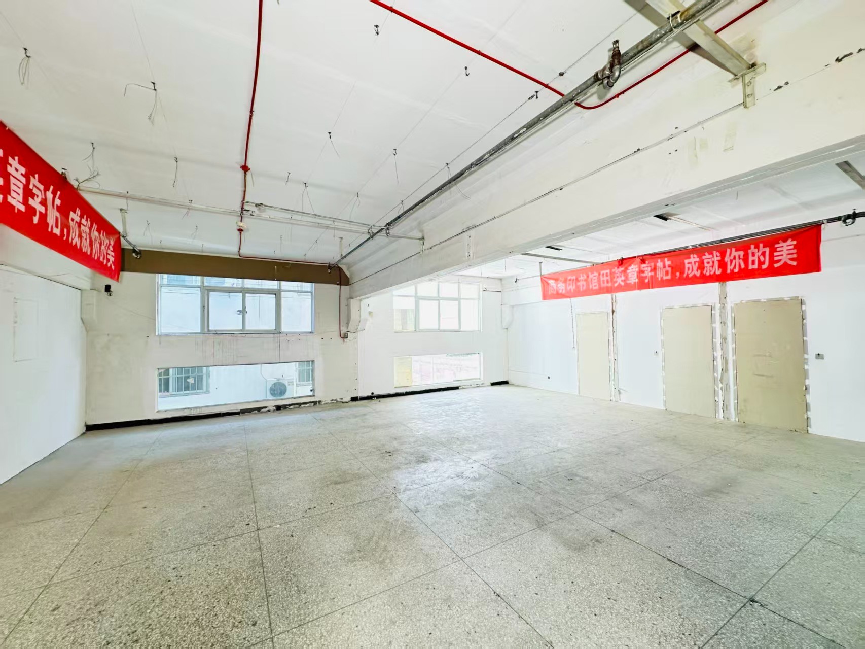214村道辅路重点吸引人工智能应用、数字经济、电商直播、智能制造服务、软件开发、科技创新企业及创业团队入驻
